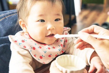 離乳食を食べる赤ちゃん