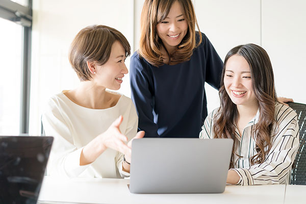 綺麗な歯並びの女性