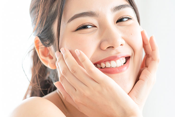 女性の口元