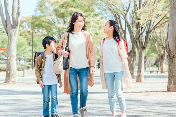 小学生の男の子と女の子