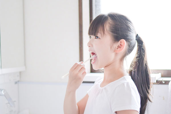 歯を磨く女の子