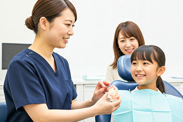 歯医者で診察を受ける女の子